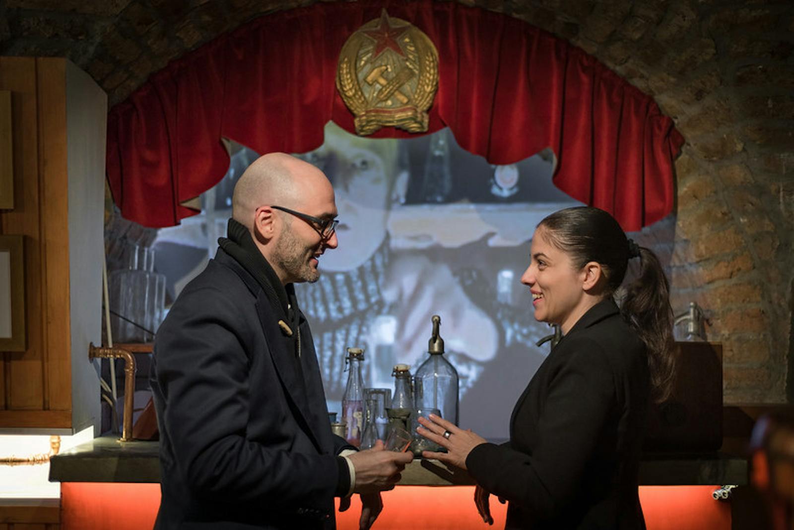 Dos personas conversando cerca de un bar en los Termas Széchenyi